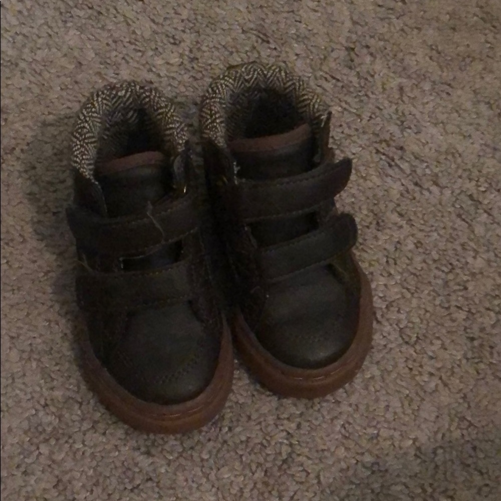 Boys high top sneaker 👟